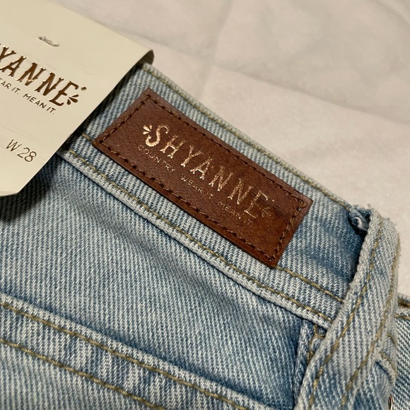 Shyanne • Light Wash High-Waisted Jean Shorts • 28W • NWT - Picture 2 of 9